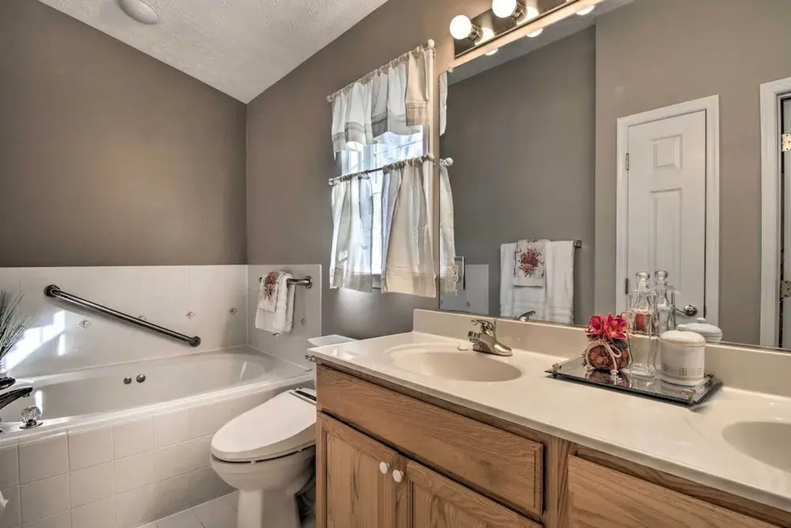 2 Mi to Golf: Retreat w/ Hot Tub in Ocean Pines