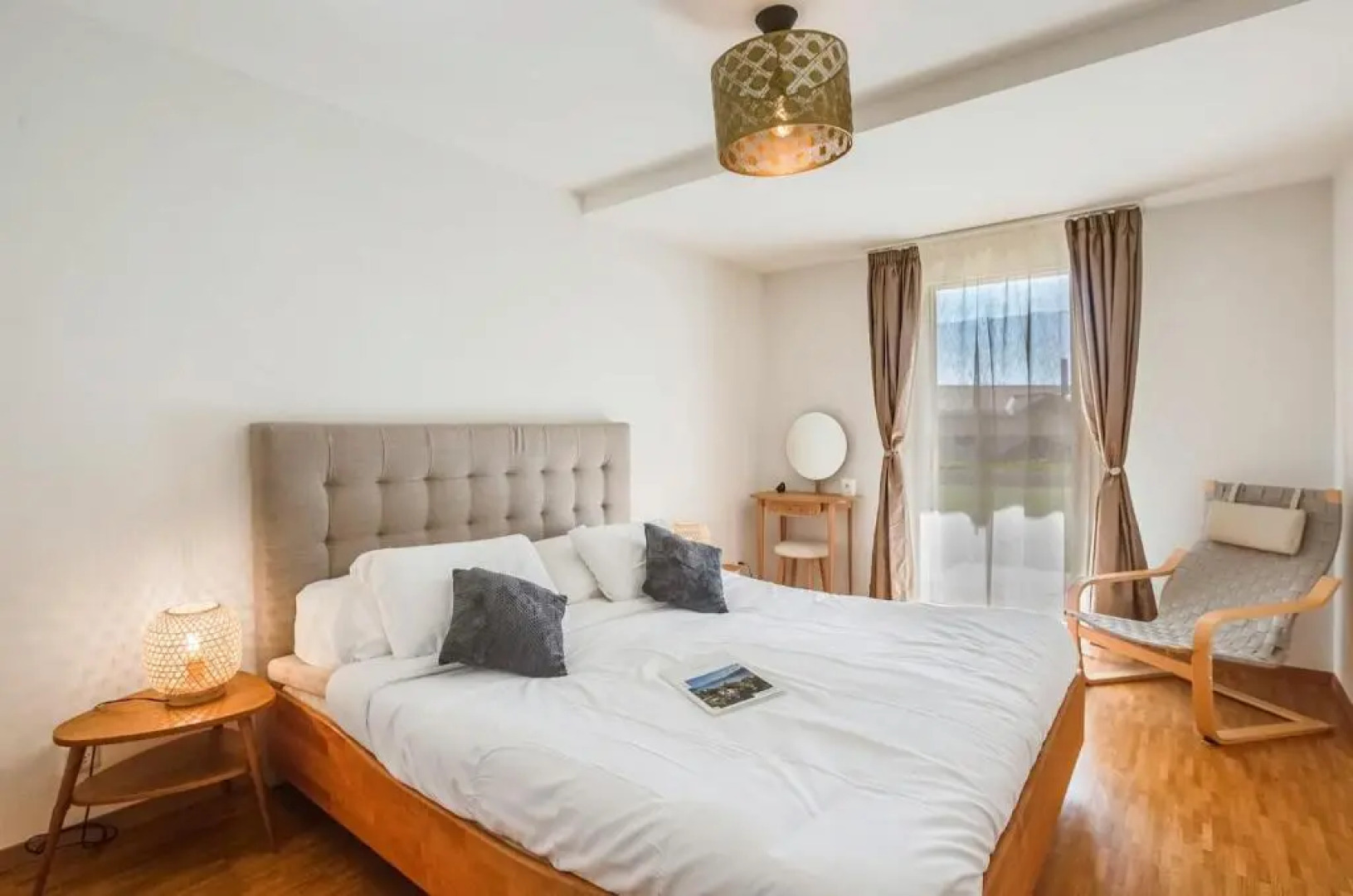 Beautiful and cozy apartment for families with a large garden terrace in Blonay by GuestLee