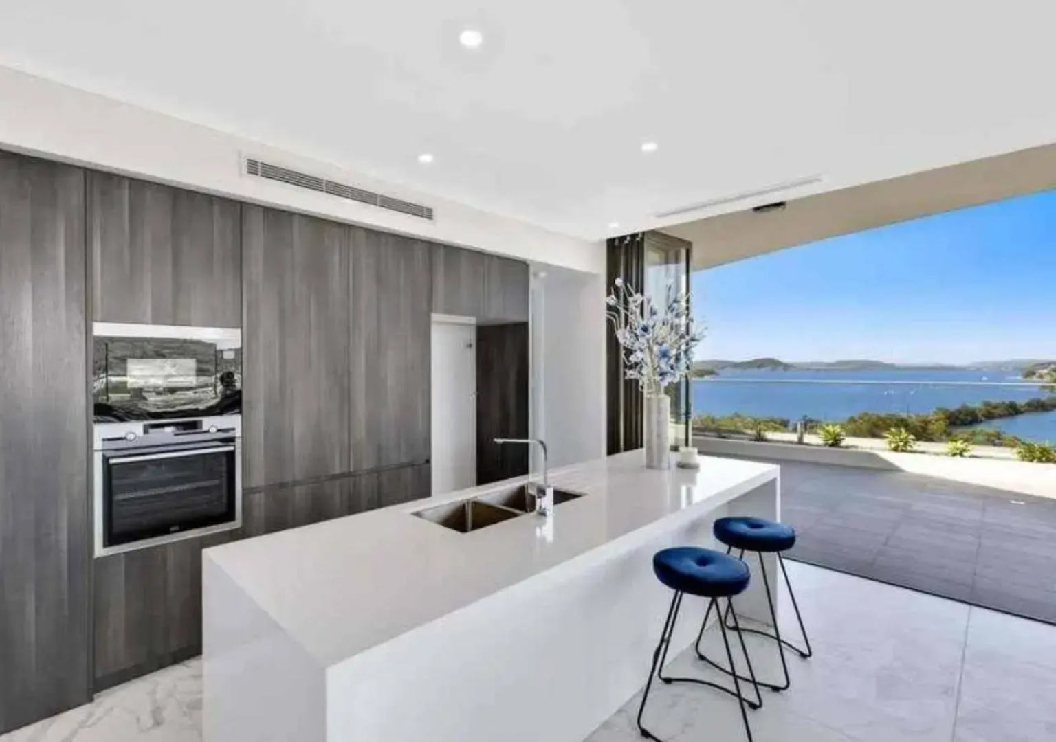 Stylish Penthouse with Views & Jacuzzi