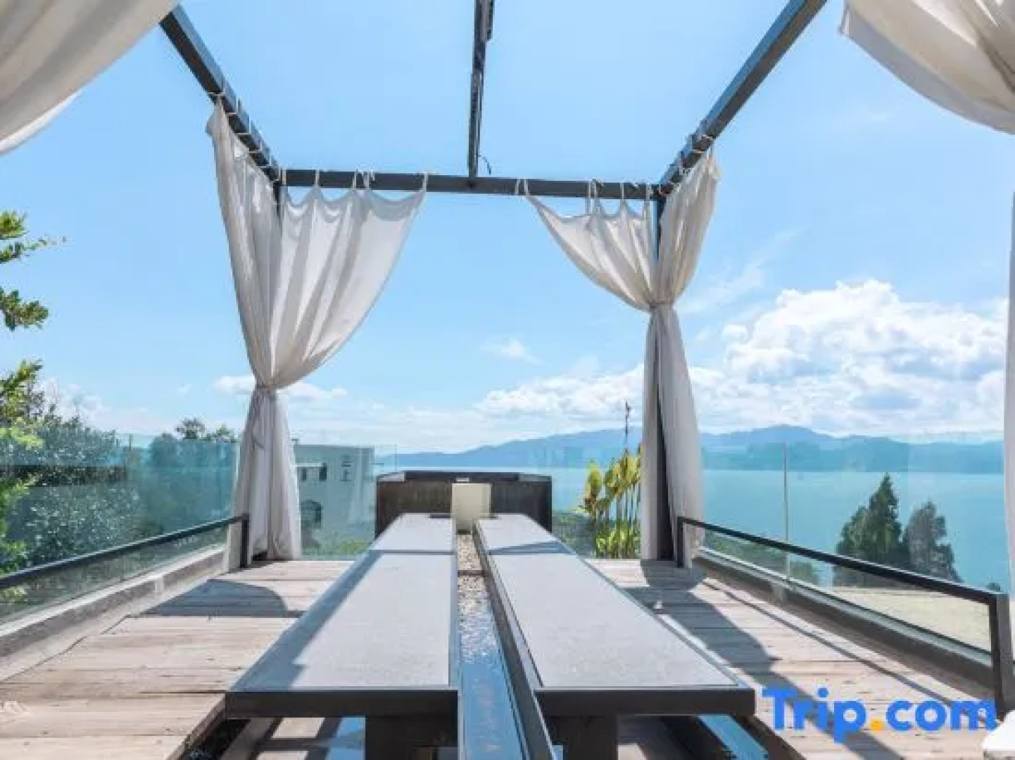 Rousseau homestay in Fuxian Lake