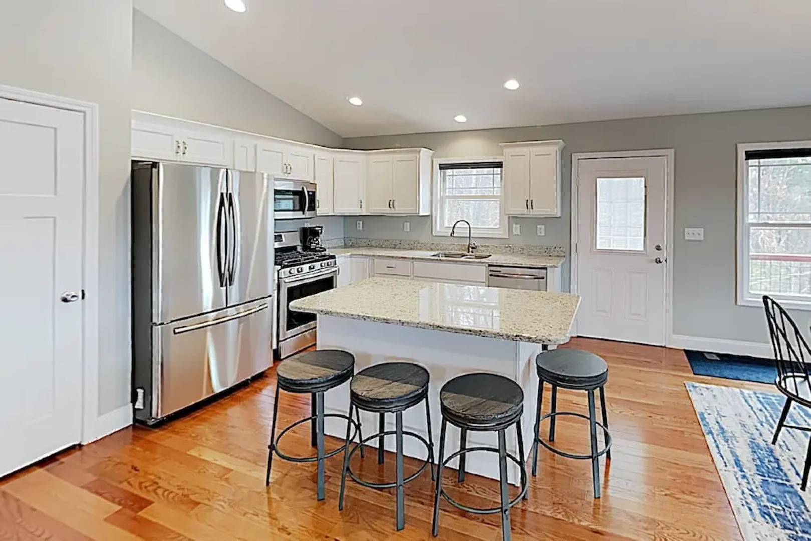 River-view Deck & Hot Tub! Minutes To Downtown 3 Bedroom Home