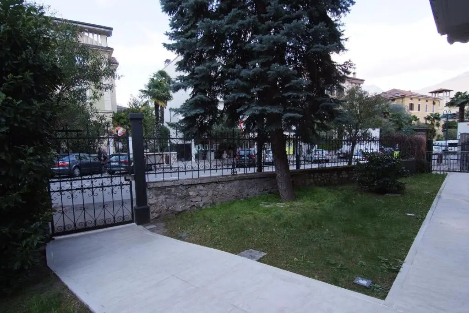 White Residence Apartment