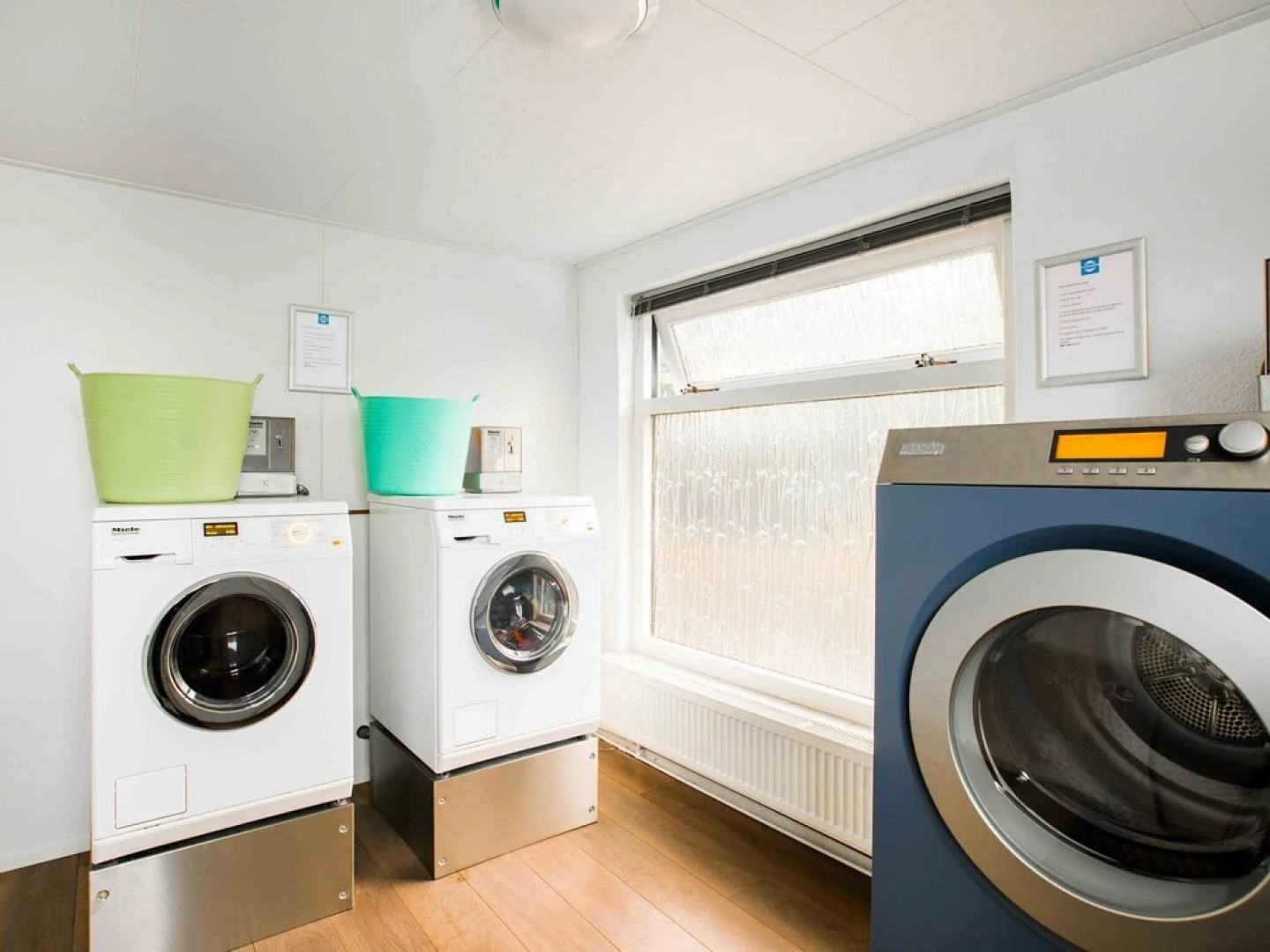 Modern chalet with a dishwasher, located in Park De Veluwe