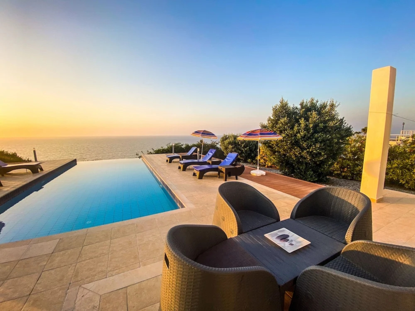 Sea Cliff villa, 4 beds, sleeps 2- 7, Free Wifi, Heated Pool option.