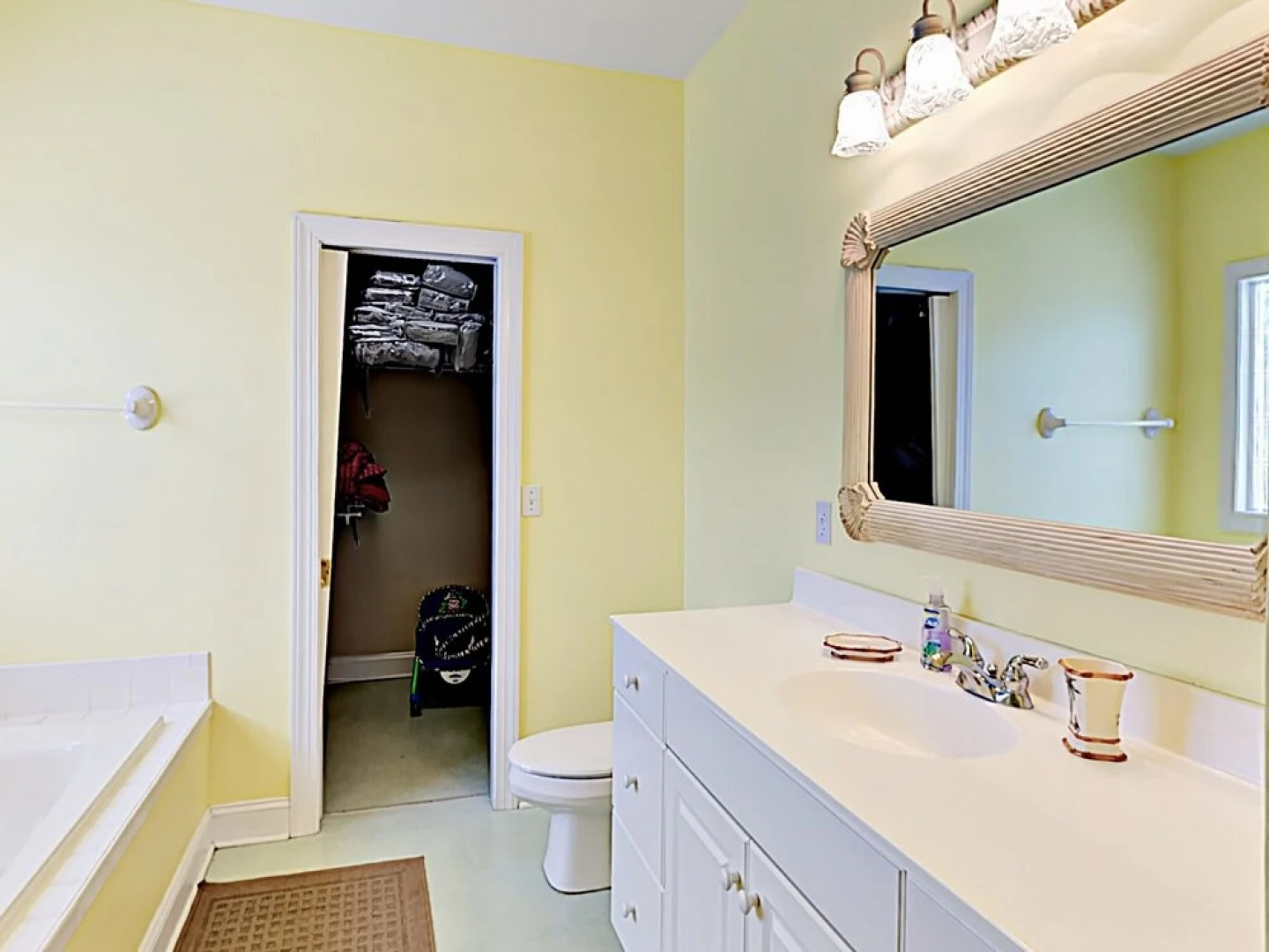 Large Family W/ Outdoor Dining, Walk To Beach 5 Bedroom Home