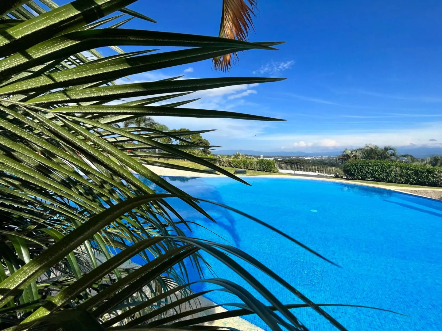 Modern 2 bed APT complex Pool,Tennis,Gym,FreeWiFi