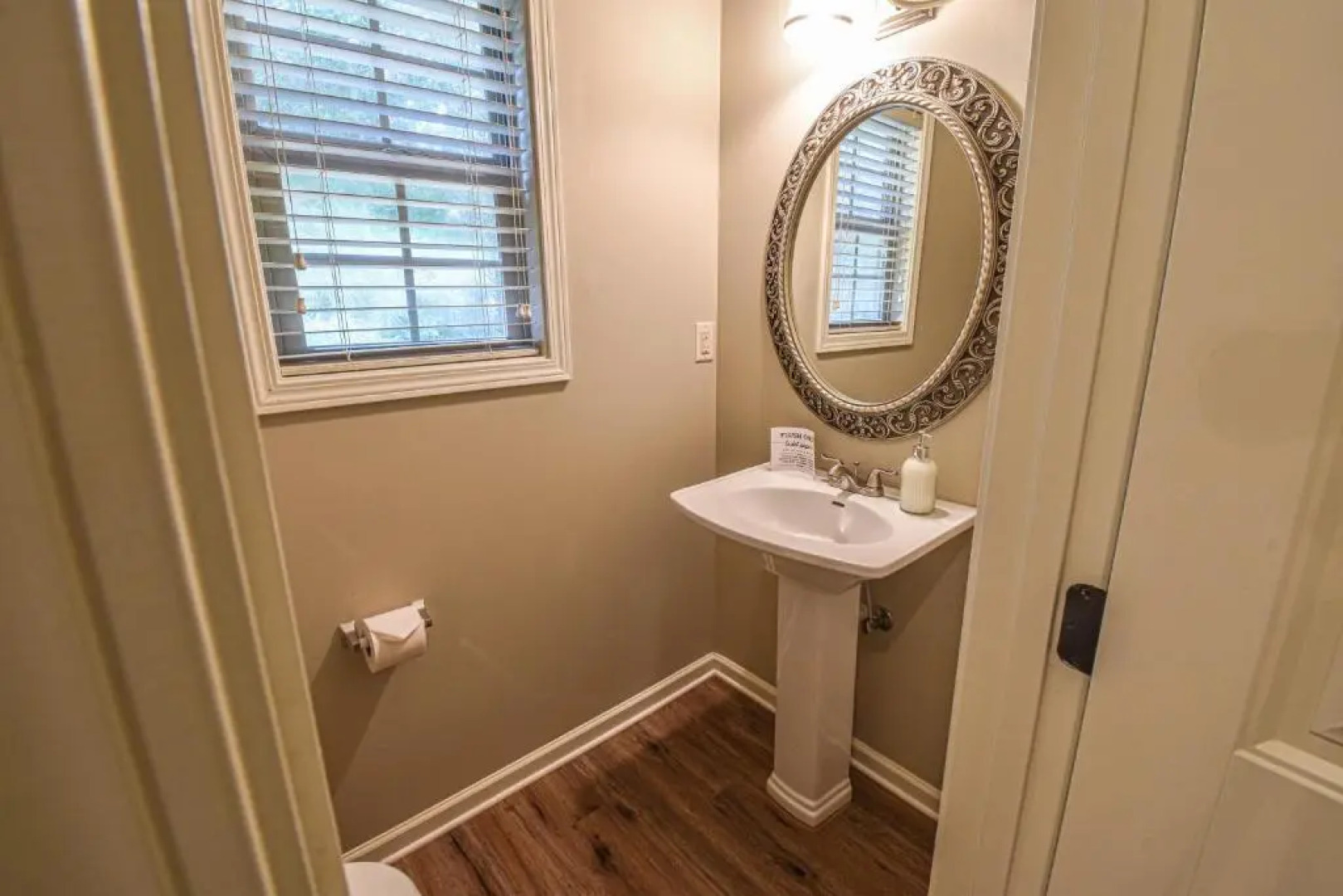 The Crimson Retreat Only 5 Miles to the Stadium BBQ Coffee Games