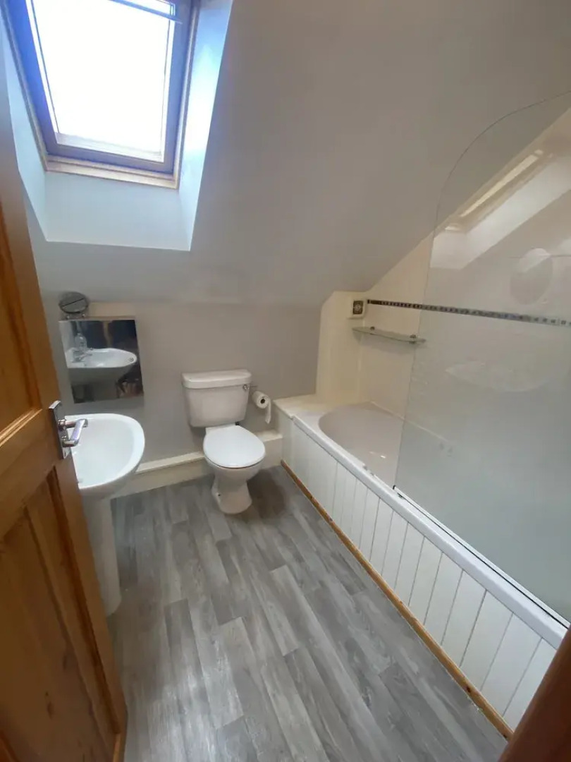 3 Bedroom House, Hot Tub,torbay, Sleeps 6, Parking