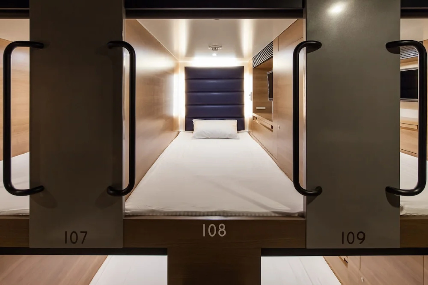 Y's Cabin Yokohama Kannai