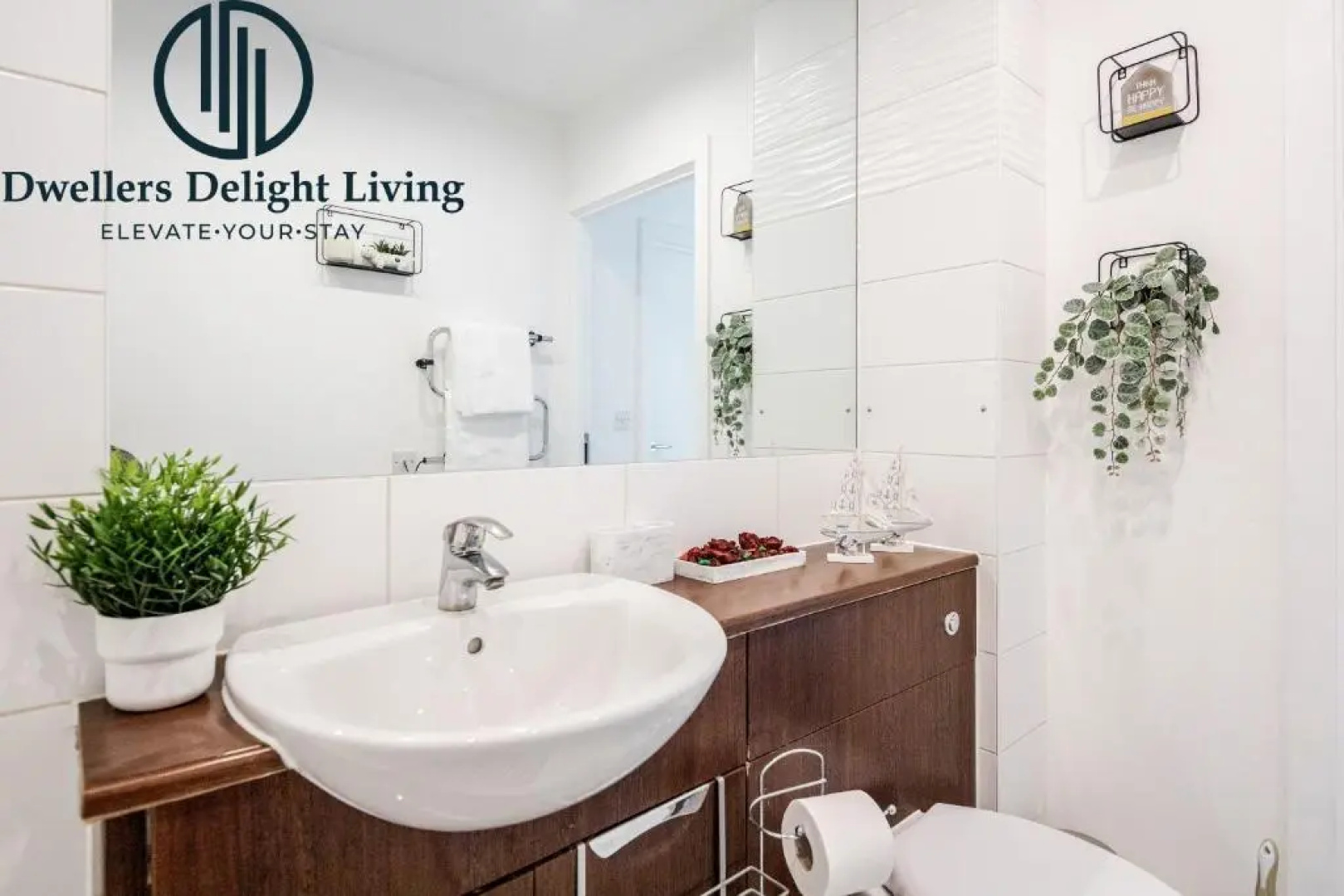 Basildon - Dwellers Delight Living Ltd Serviced Accommodation , 2 Bedroom Penthouse Basildon Essex with Free Wifi & secure parking