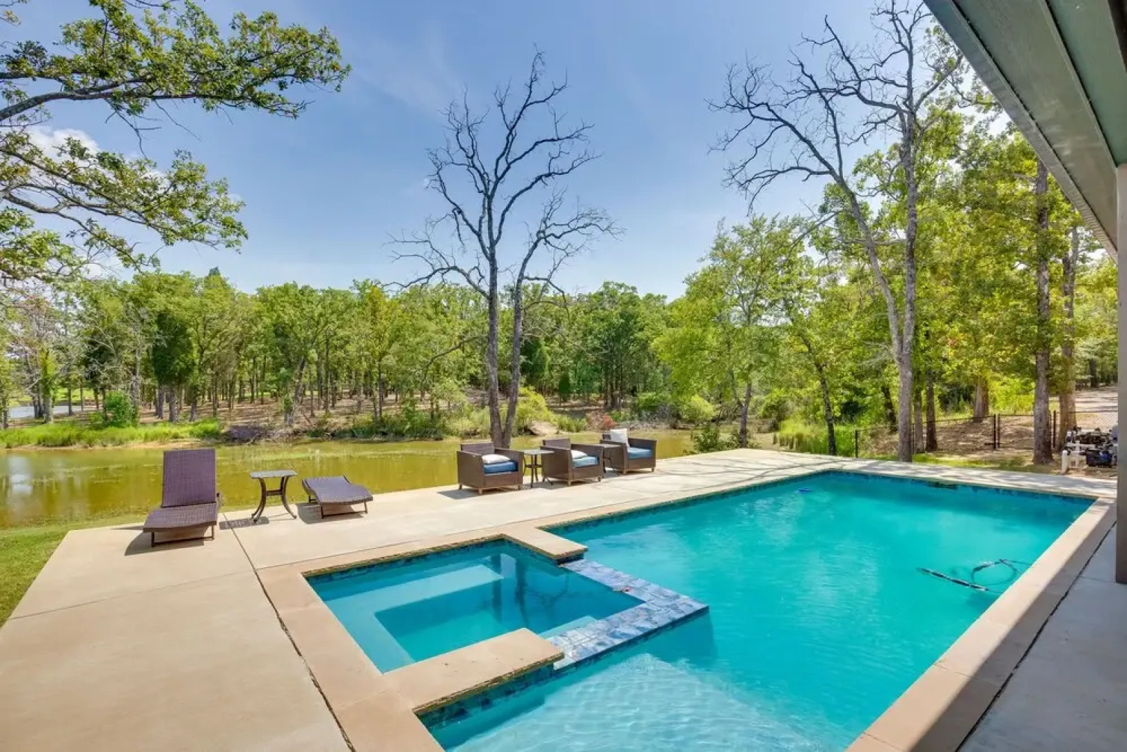 Luxe Waterfront Home in Malakoff w/ Pool + Hot Tub