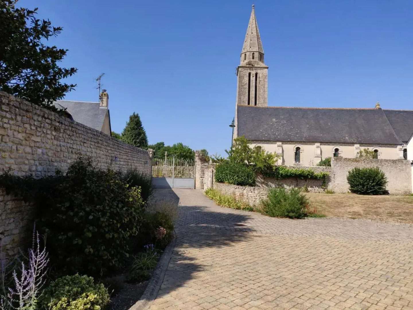 Aux Belles Pierres (Adults Only)