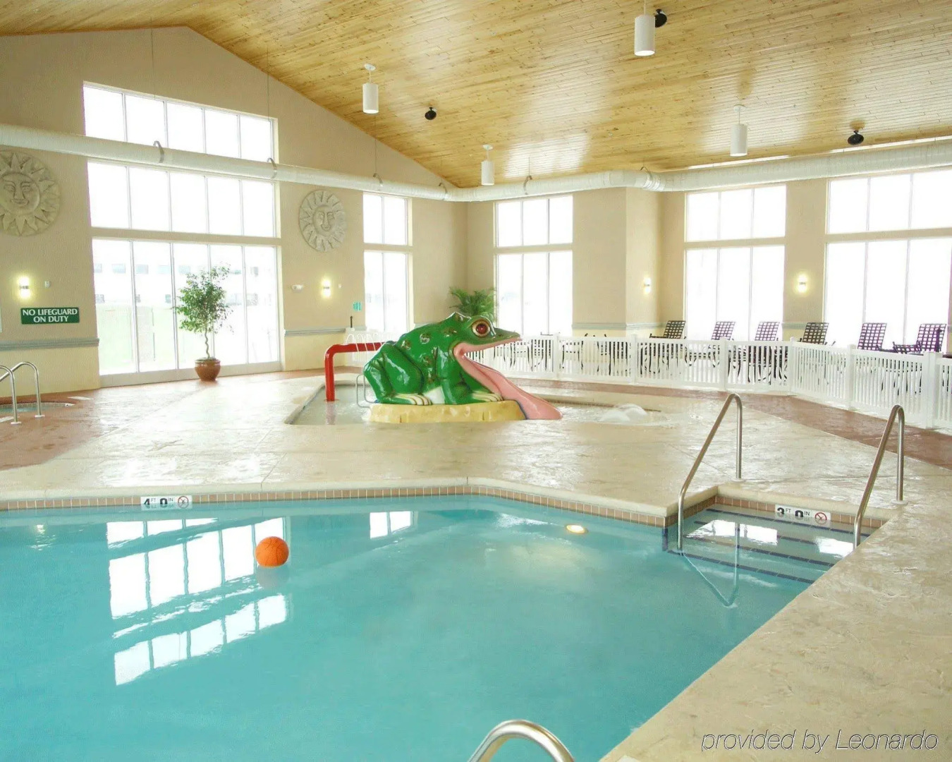 Holiday Inn Express & Suites Green Bay East by IHG