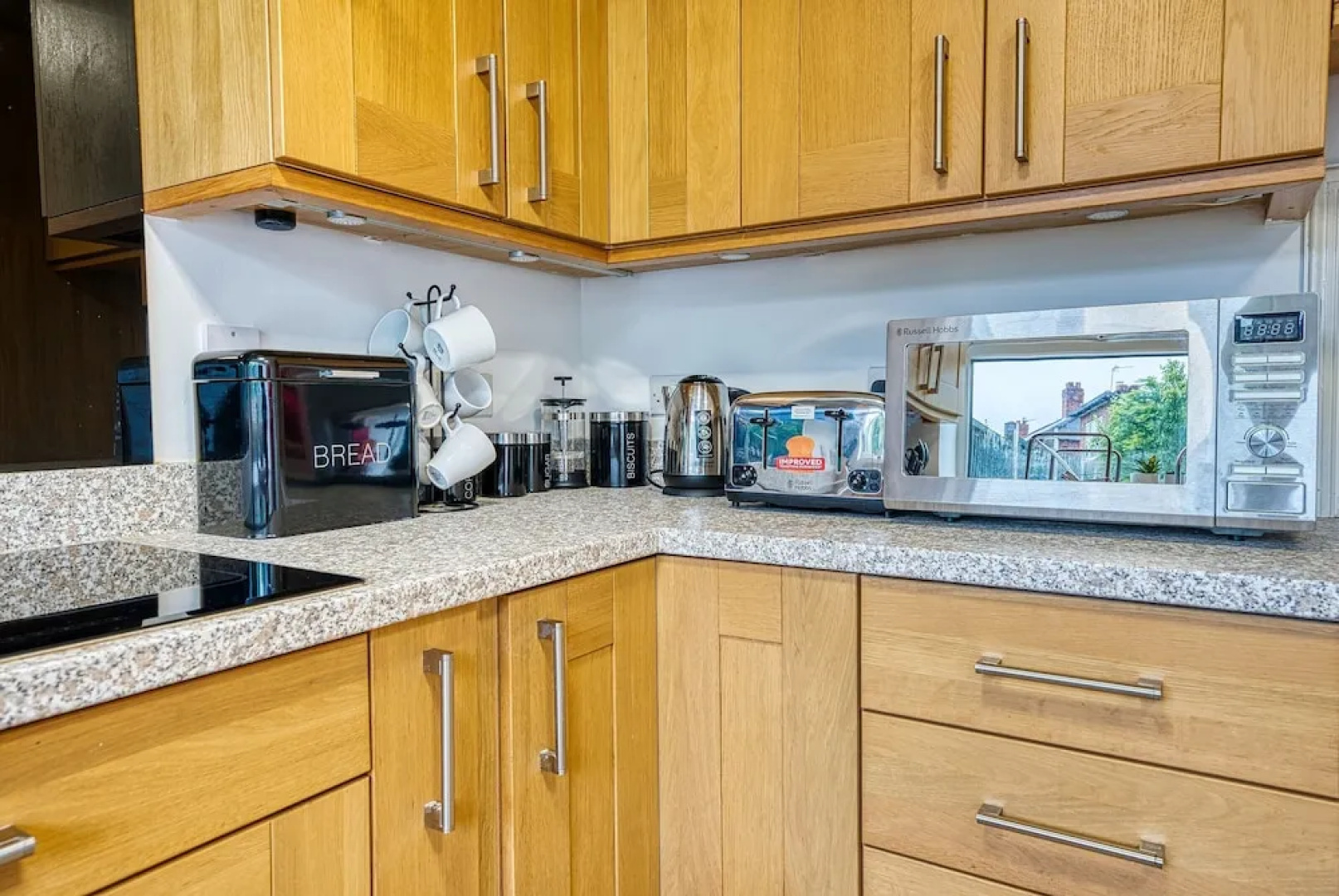 Modern 3 Bedroom 2 Bath Hse with Parking