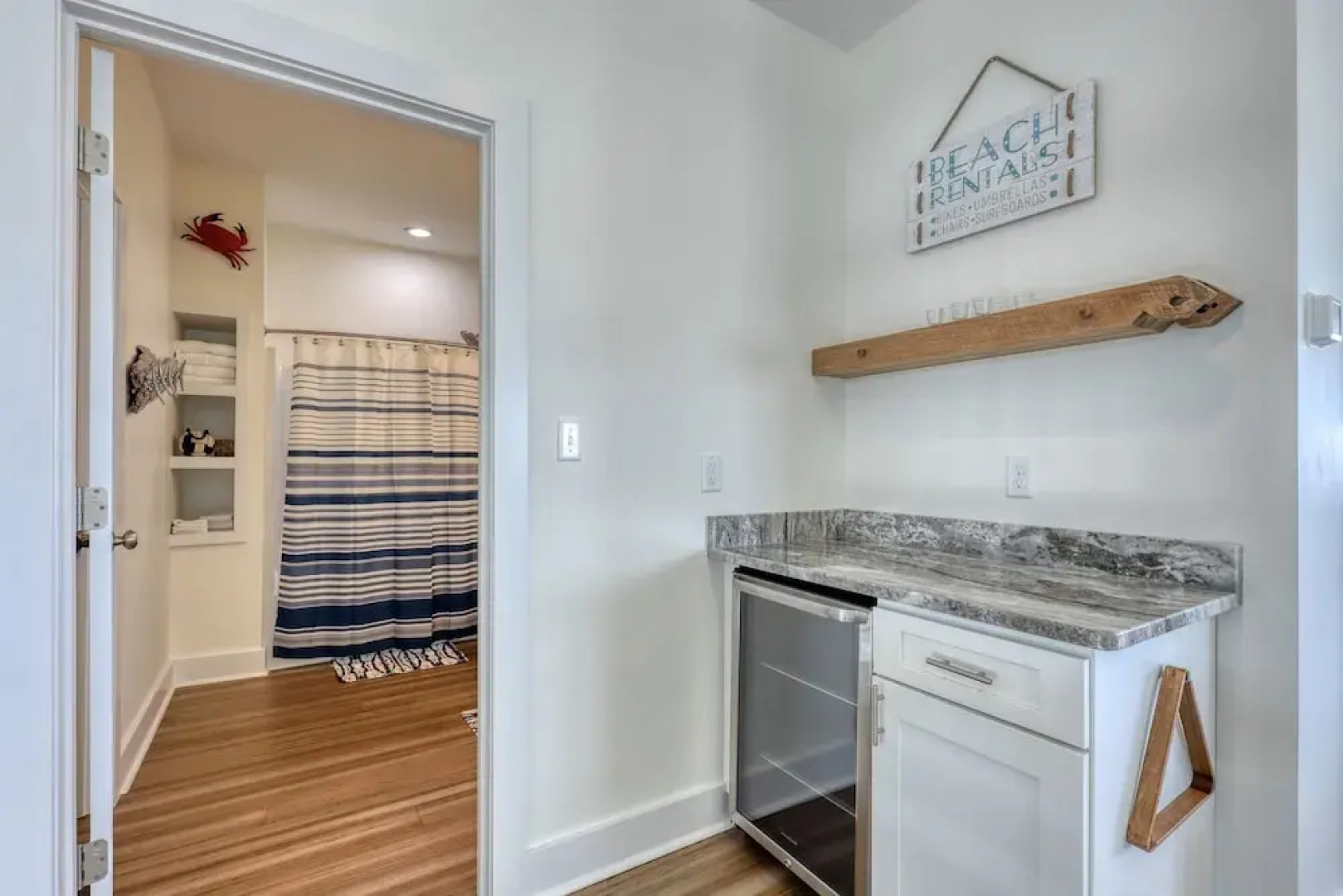 Salty Seahorse - Waterfront! Pet Friendly! Game Room, Pool Table, Beautiful Views - Room For The Whole Family 4 Bedroom Home by RedAwning