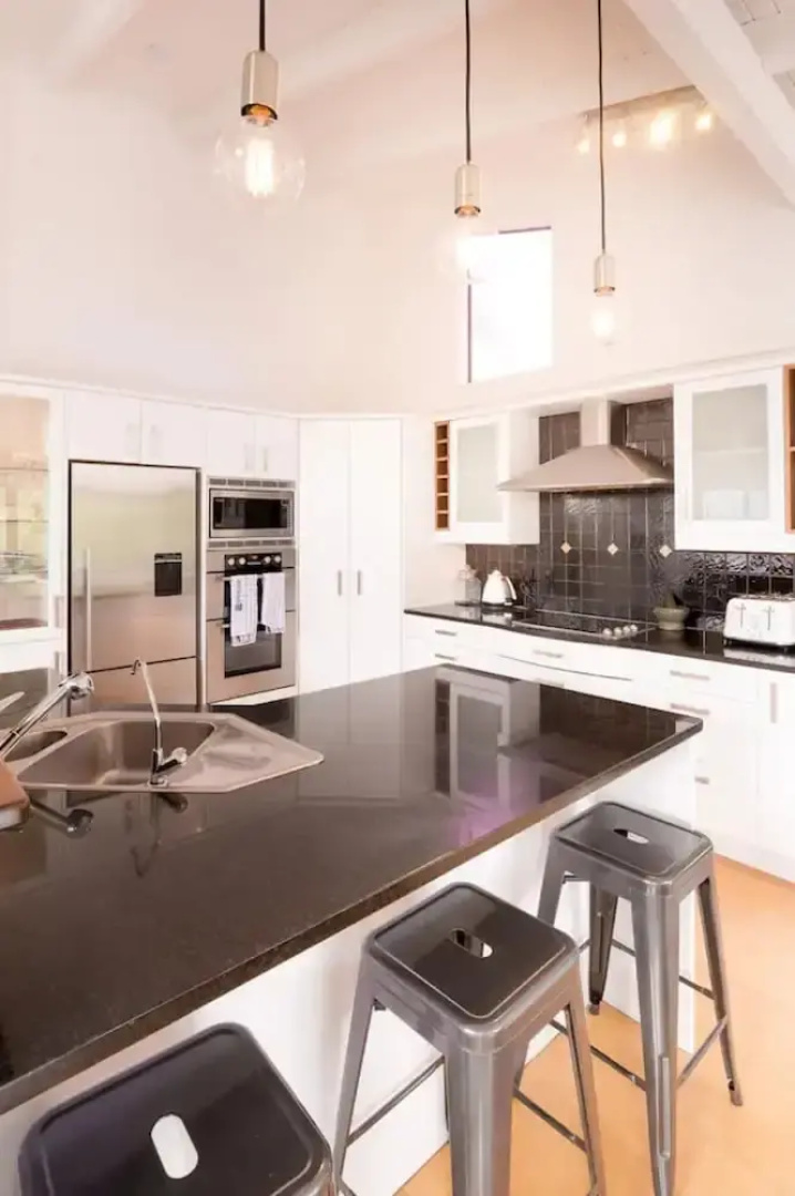 Modern 4 Bedroom Family Home With Pool