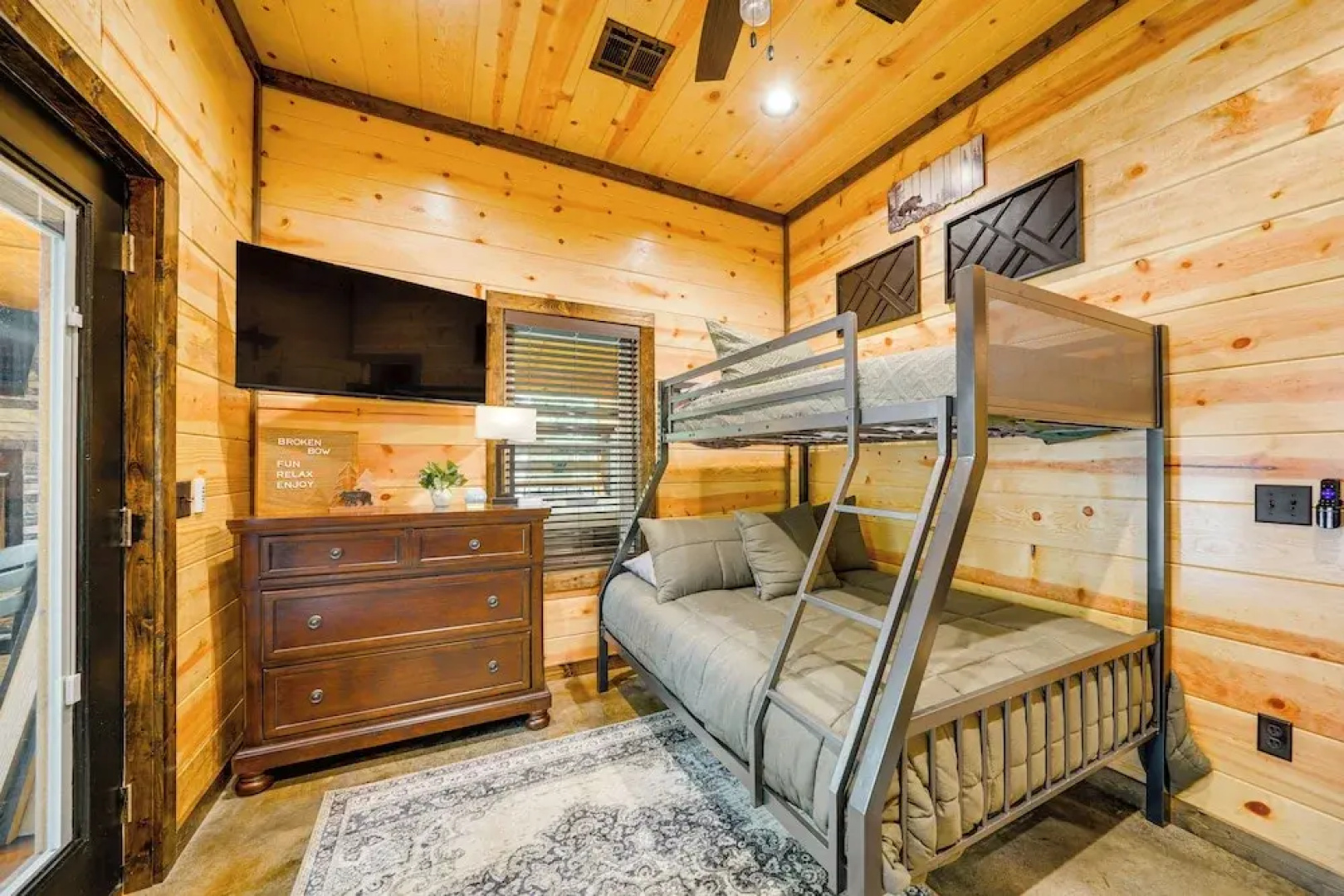 Broken Bow Cabin Near Choctaw Casino: Hot Tub!