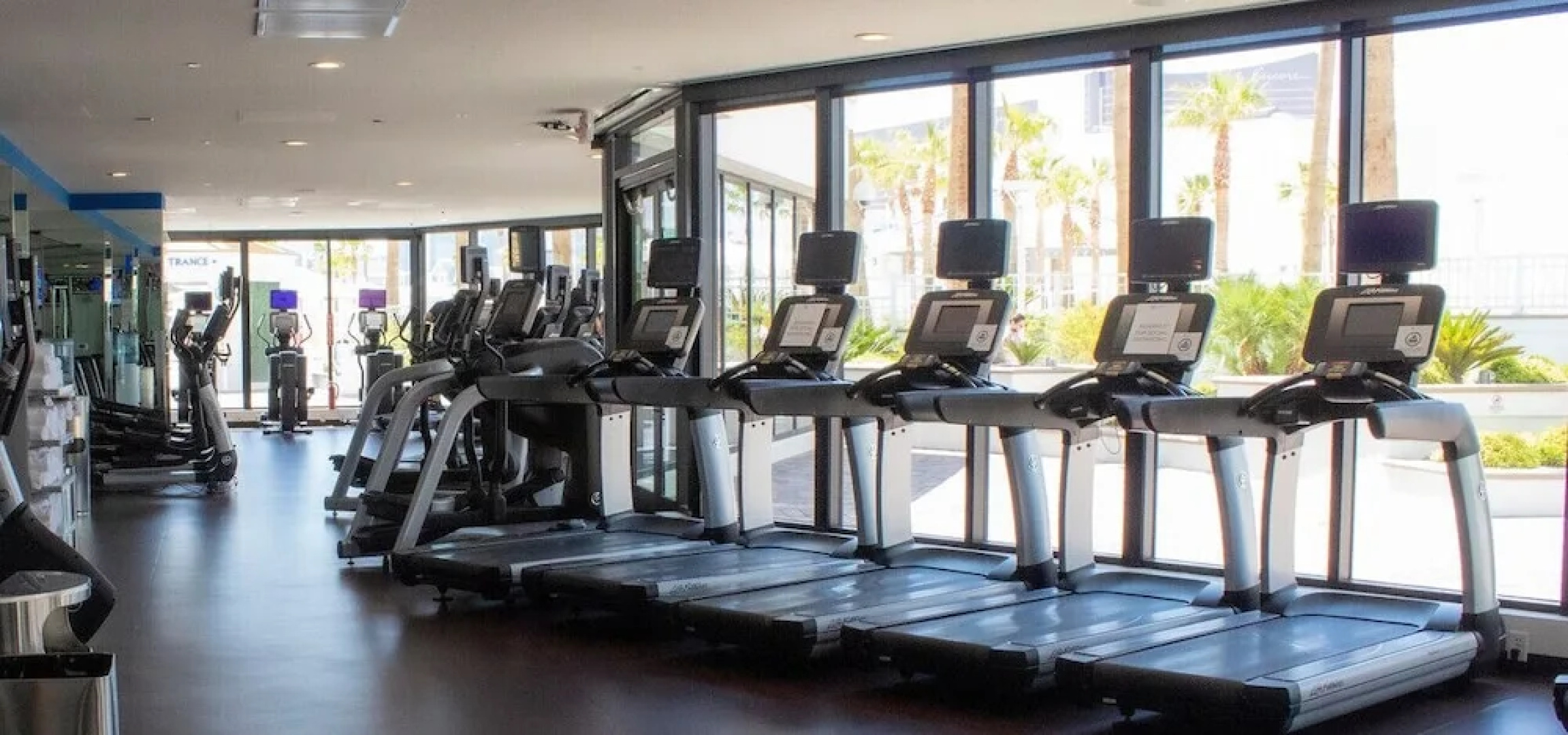 2 BR con patio por el centro comercial