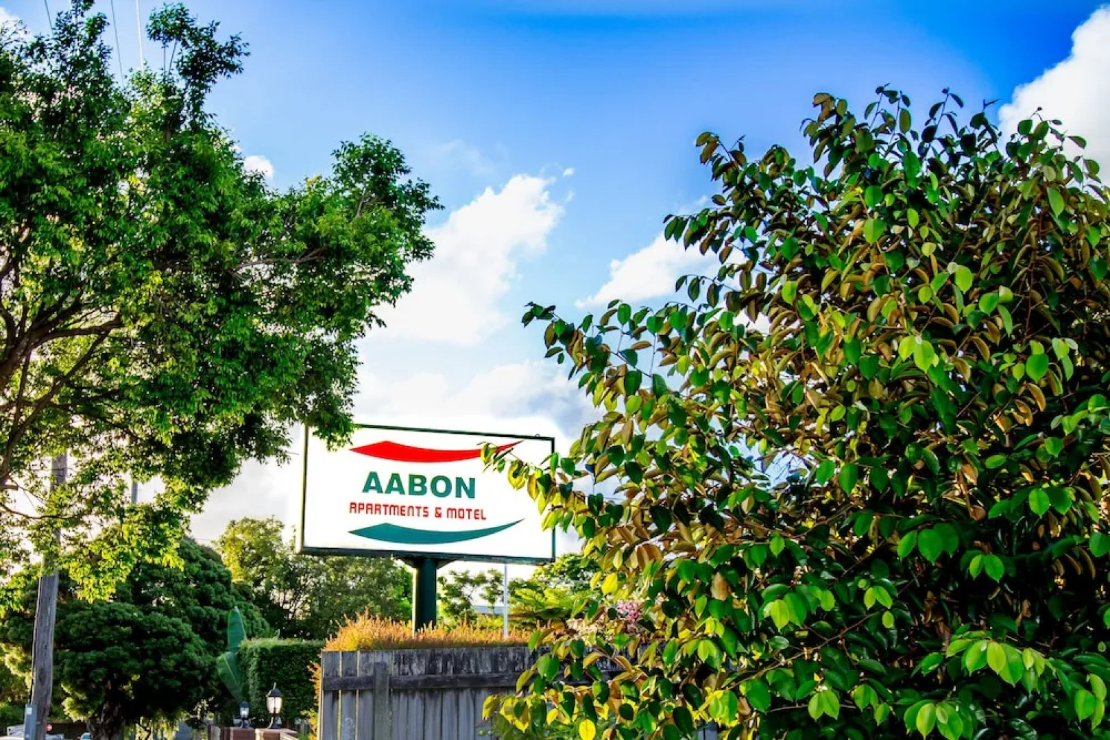 Aabon Apartments & Motel