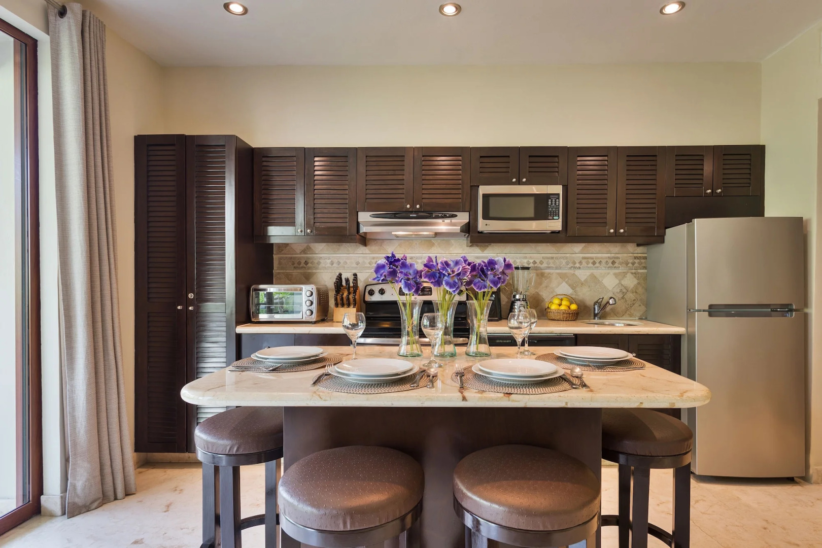 El Taj Oceanfront & Beachside Condo Hotel