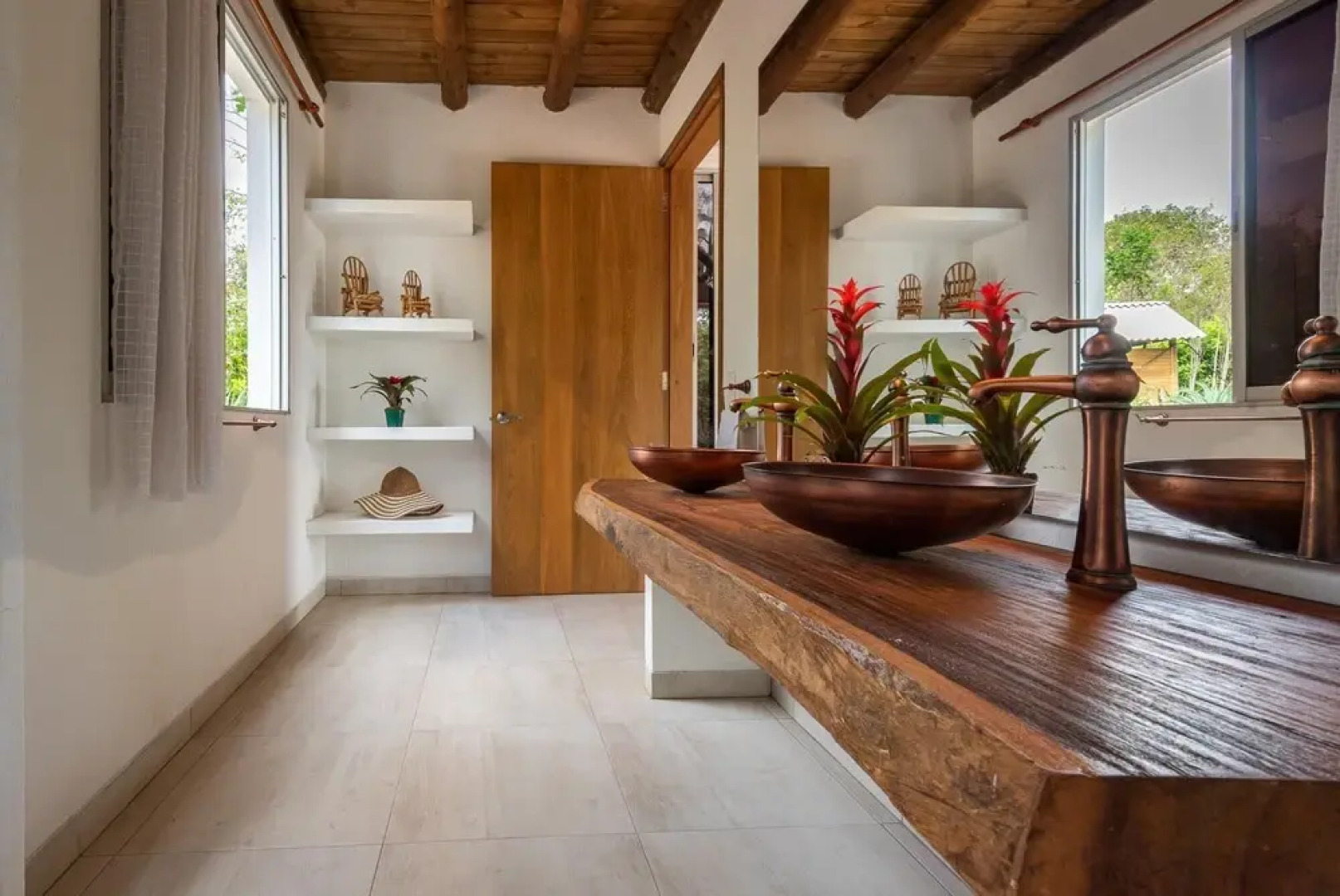 Relaxing Tropical Island Chalet w Private Pool and Beach in Bar