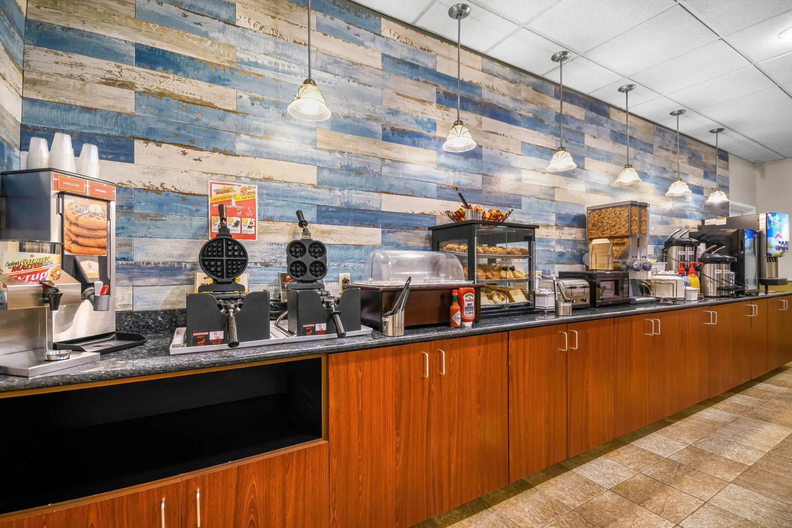 La Quinta Inn & Suites by Wyndham Stonington-Mystic Area