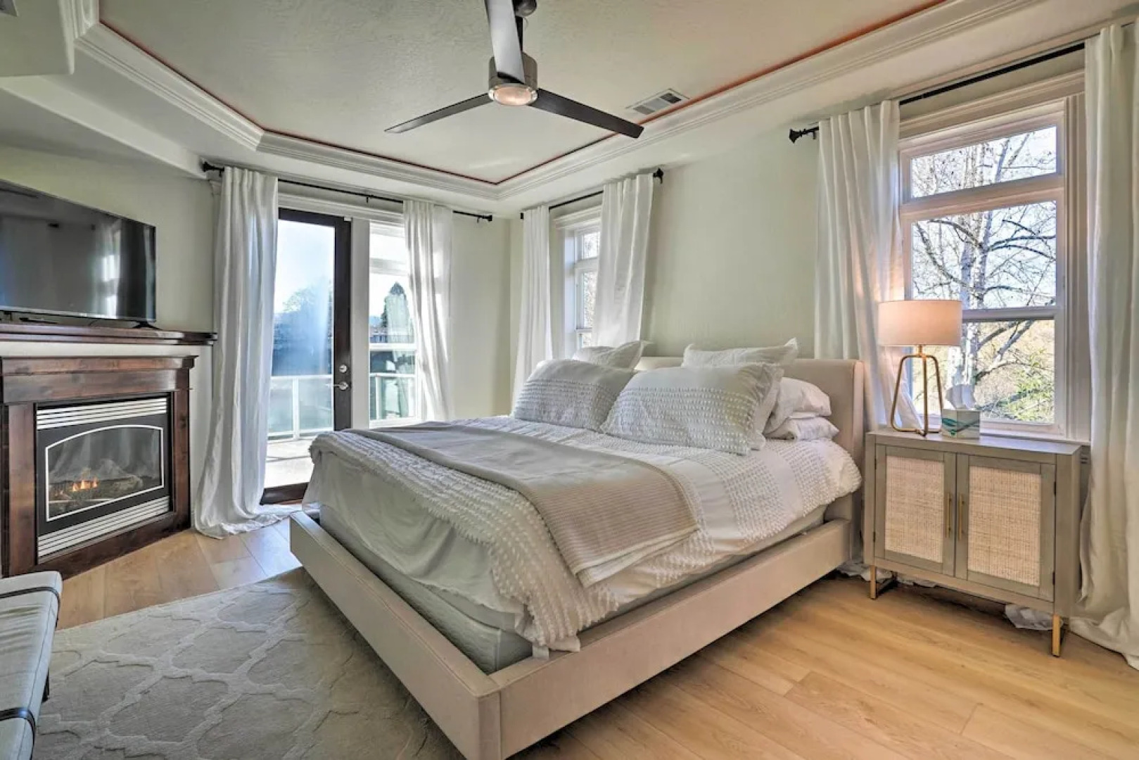 Luxe Getaway w/ Riverfront Views in Grants Pass!