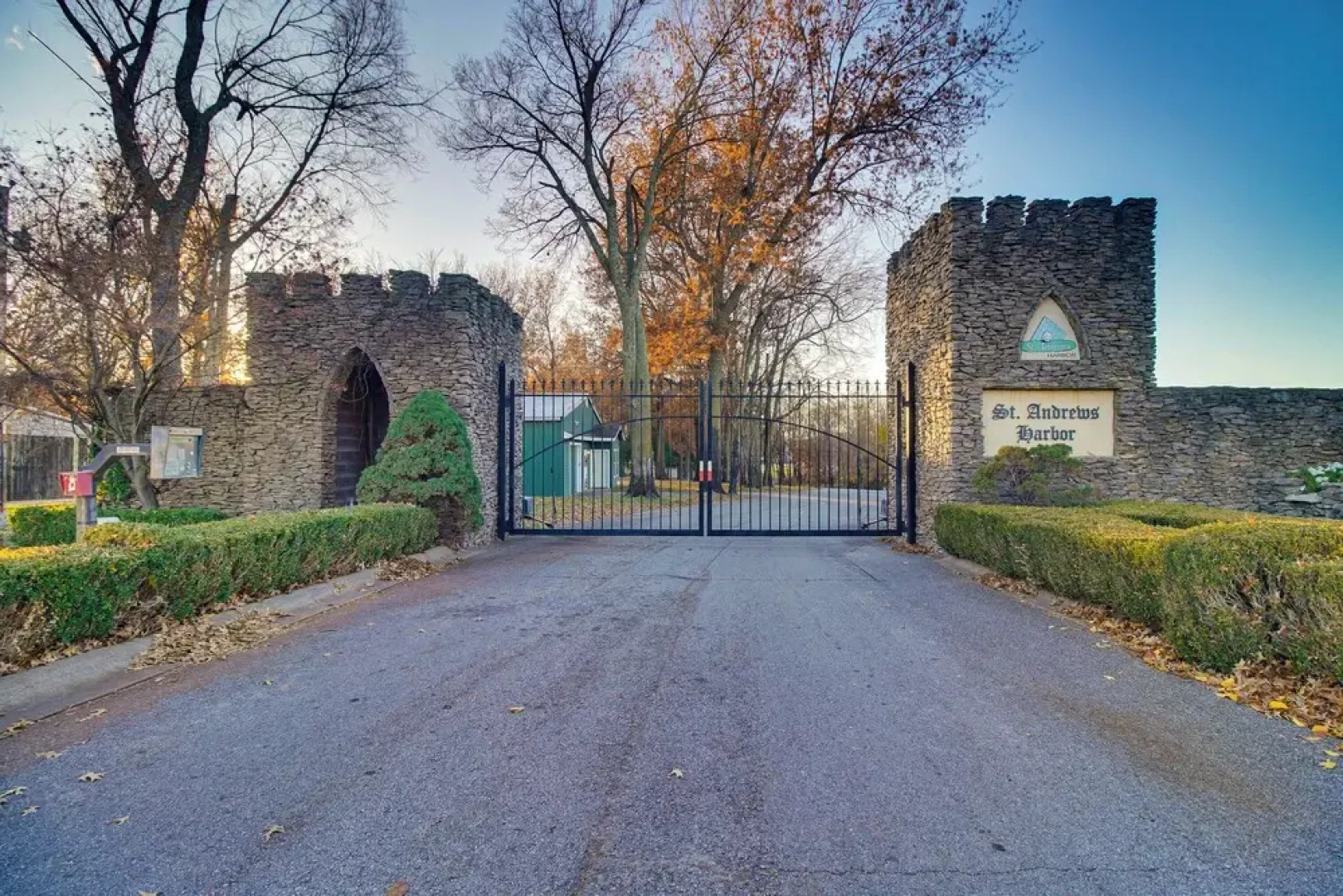 Near Shangri-la: Lake-view Monkey Island Home!