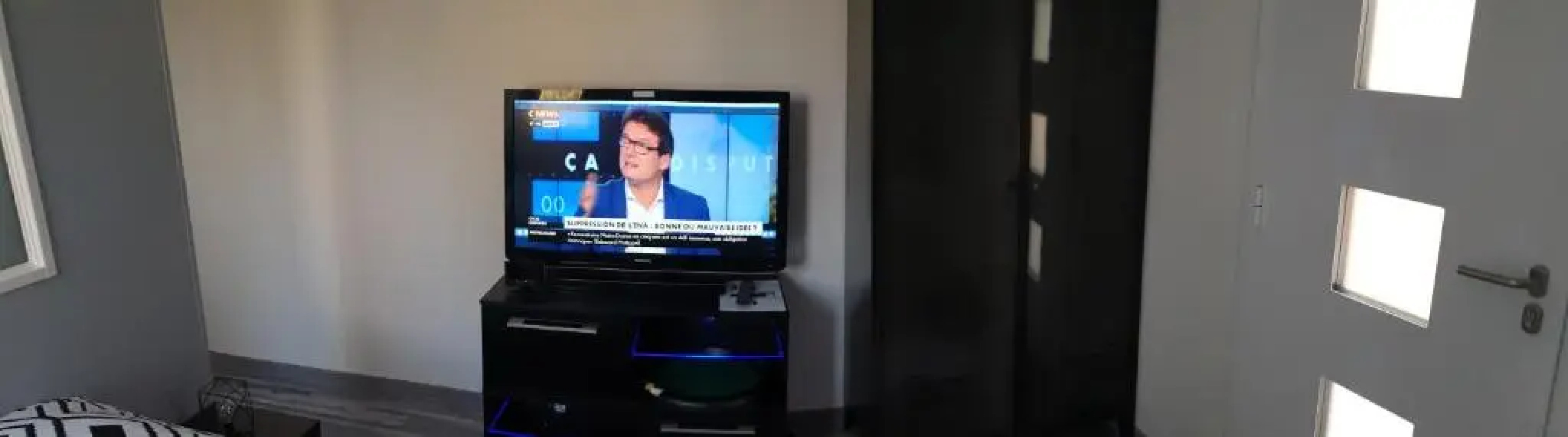 FORET DE FONTAINEBLEAU, chambre entrée privée.