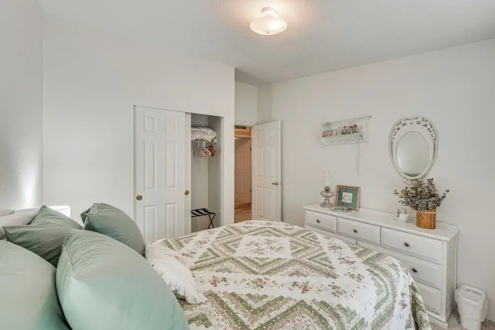 Waterfront Shady Cove Home w/ Fishing Deck!