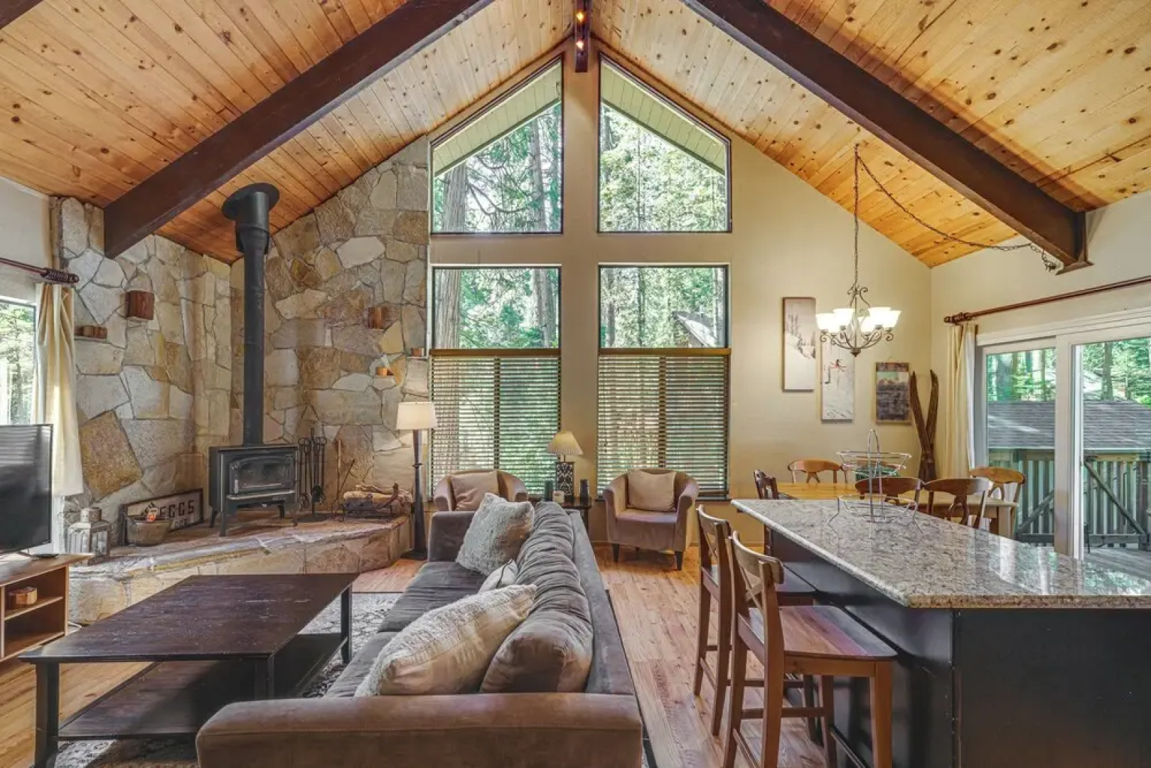 Cabin w/ Deck & Fire Pit in Blue Lake Springs!