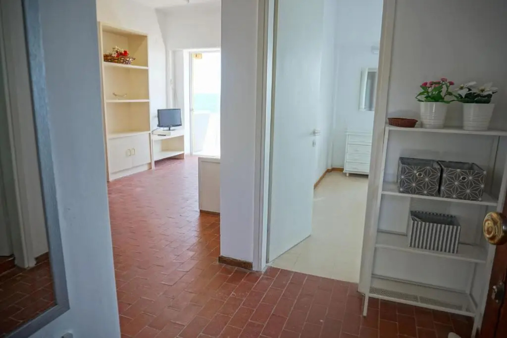 Sunny Bay, beachfront 1-bdrm apartment