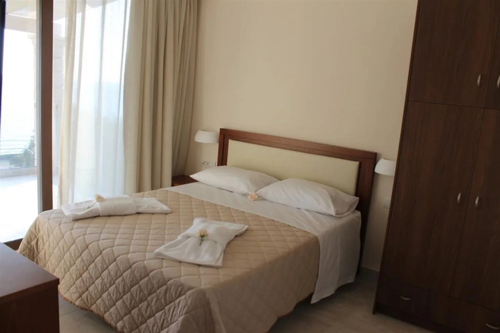 Lido Paradise Apartments