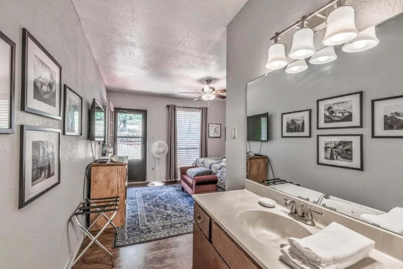 Cozy Up Haus, 3BRs, Game Room, Deck, Wi-Fi, Sleeps 8