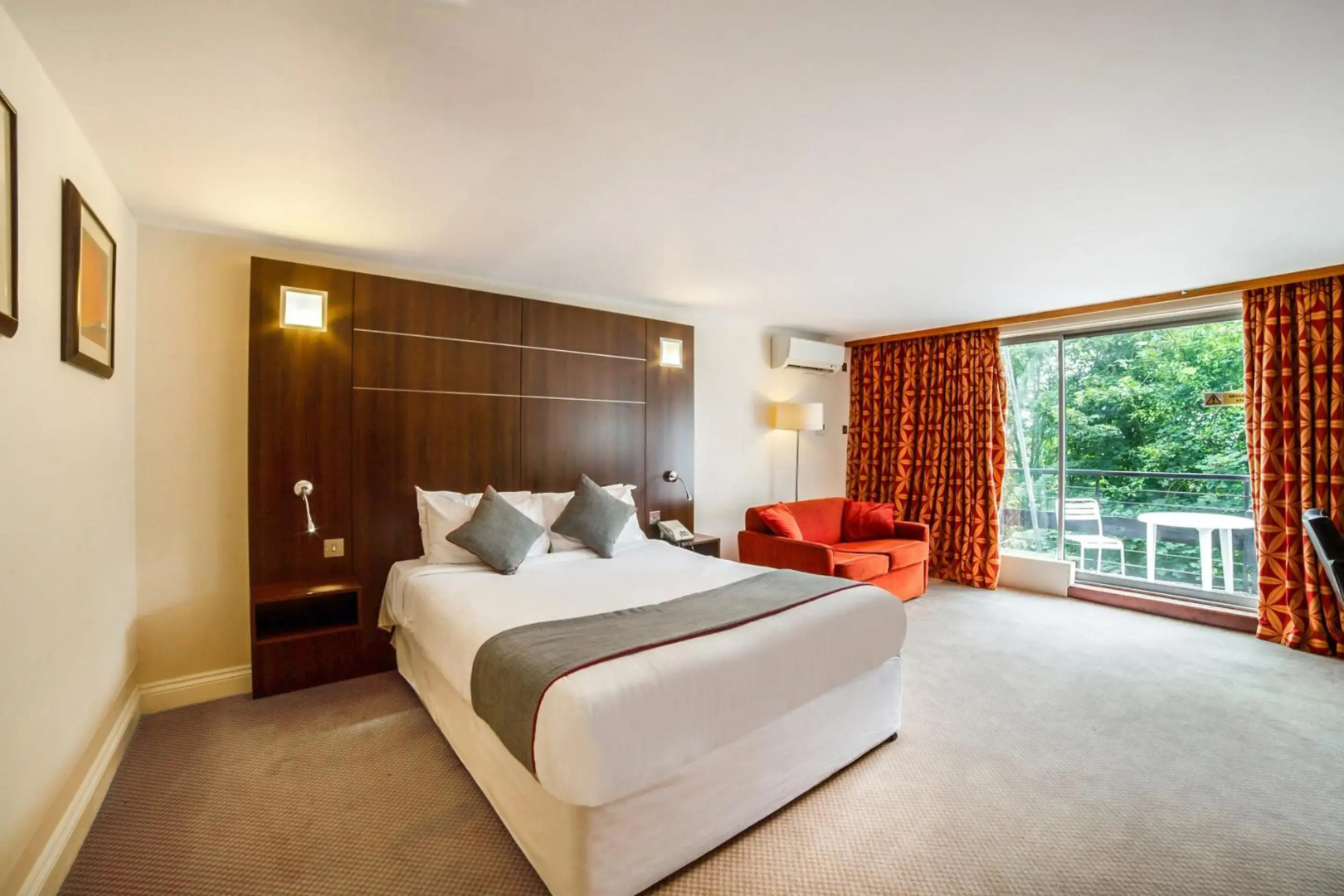 OYO The Bridge House Hotel