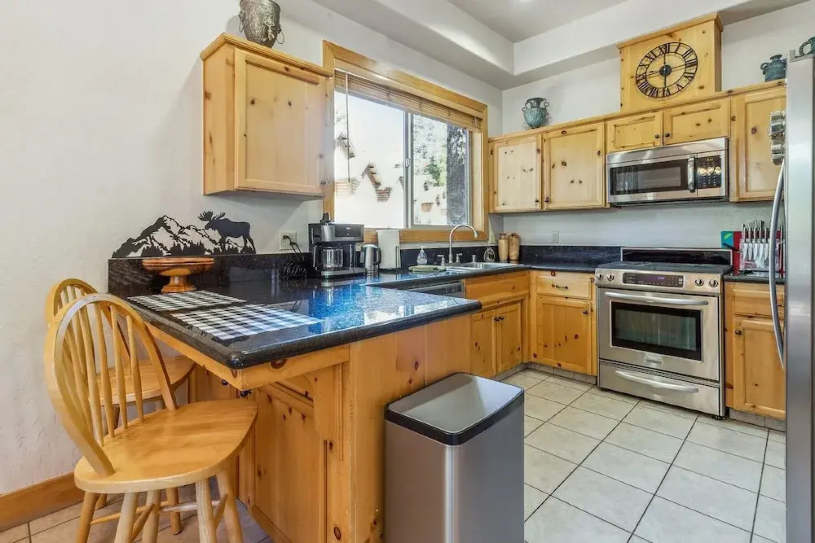 Spacious 4br/3ba. Continuous hot Water Tank! 4 Bedroom Home by Redawning