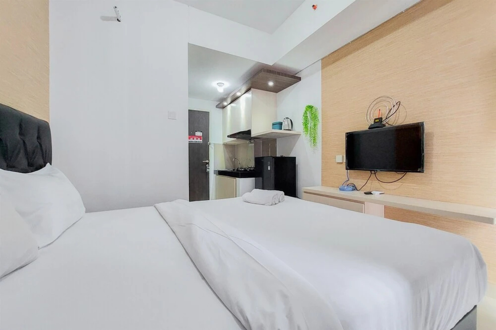 Minimalist And Homey Studio Serpong Garden Apartment