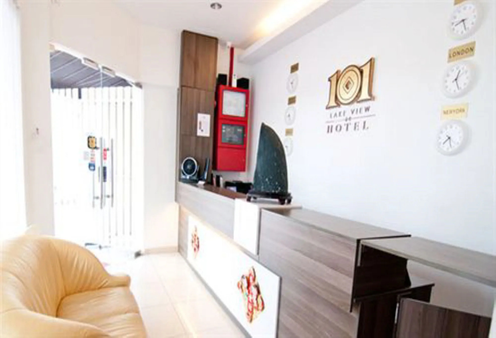 101 Lake View Hotel