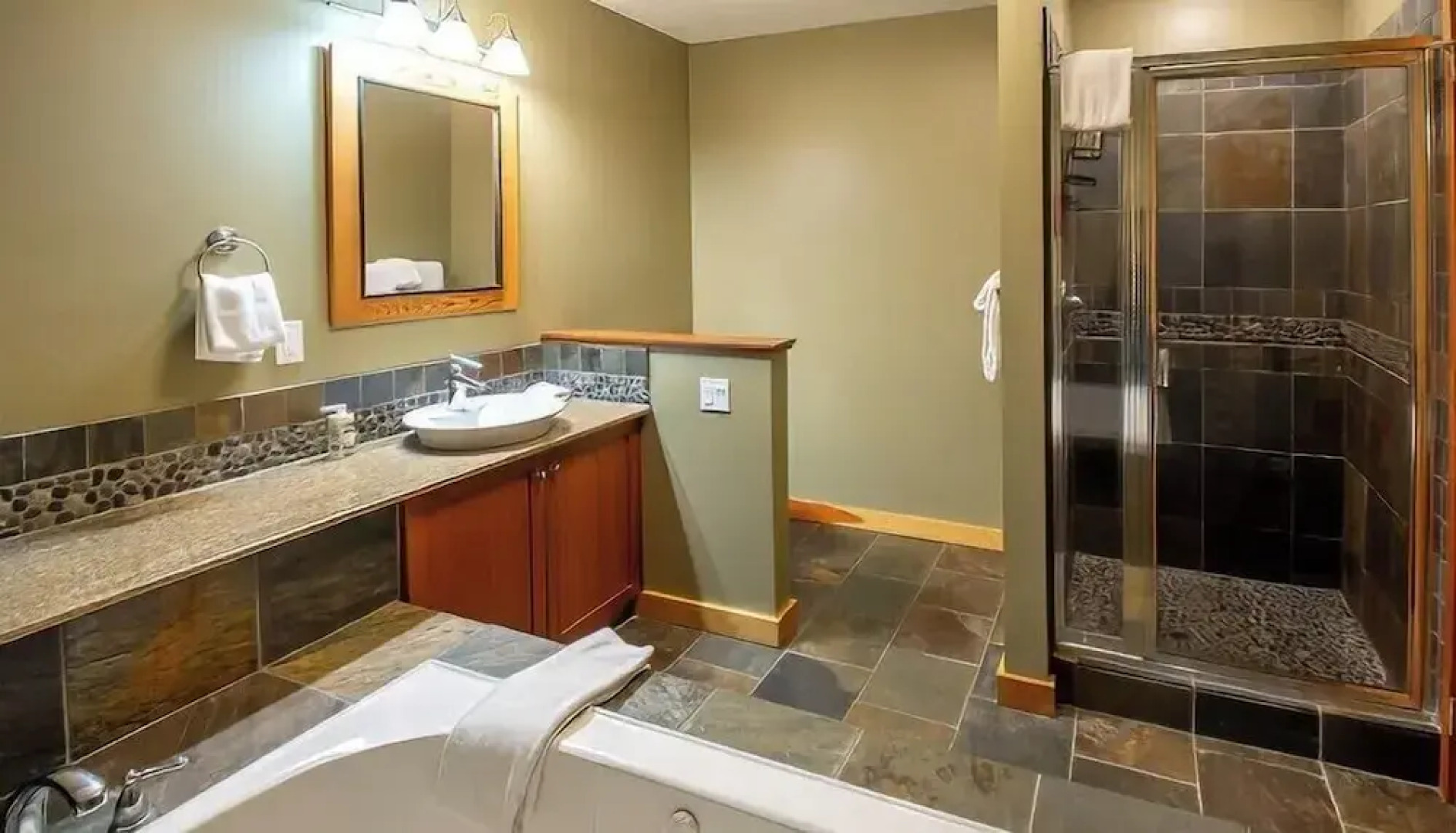 Pinnacle Ridge Chalets by Fernie Lodging