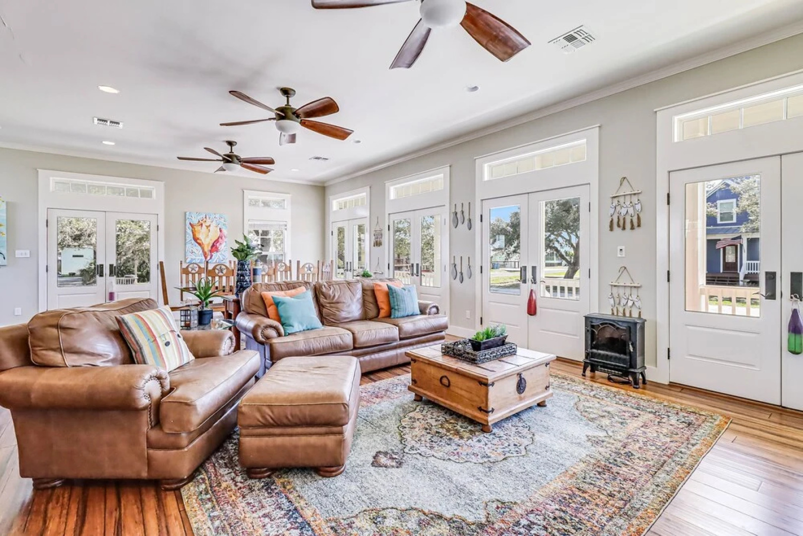 The James Pearl 4 Bedroom Home by RedAwning