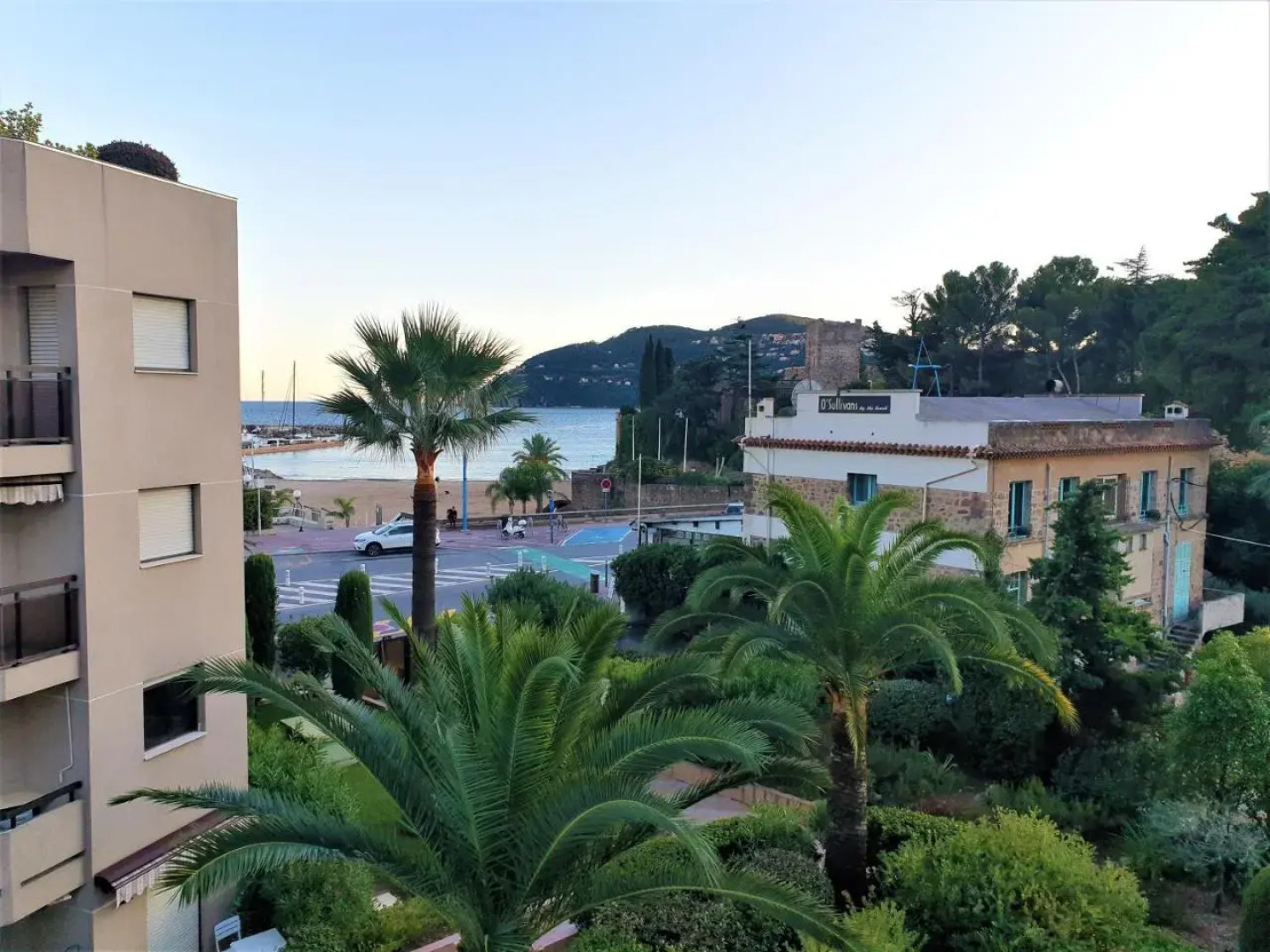 Somptueux deux pieces, entre mer & piscine !