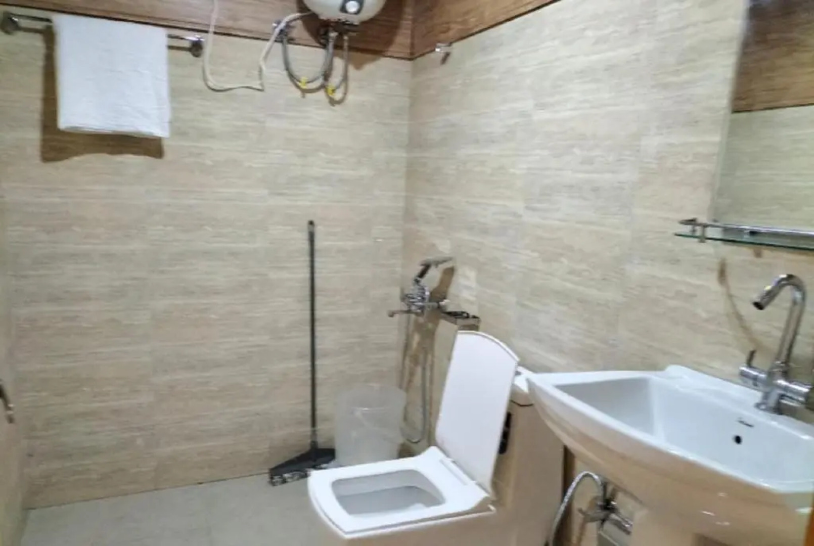 Green Plaza by StayApart