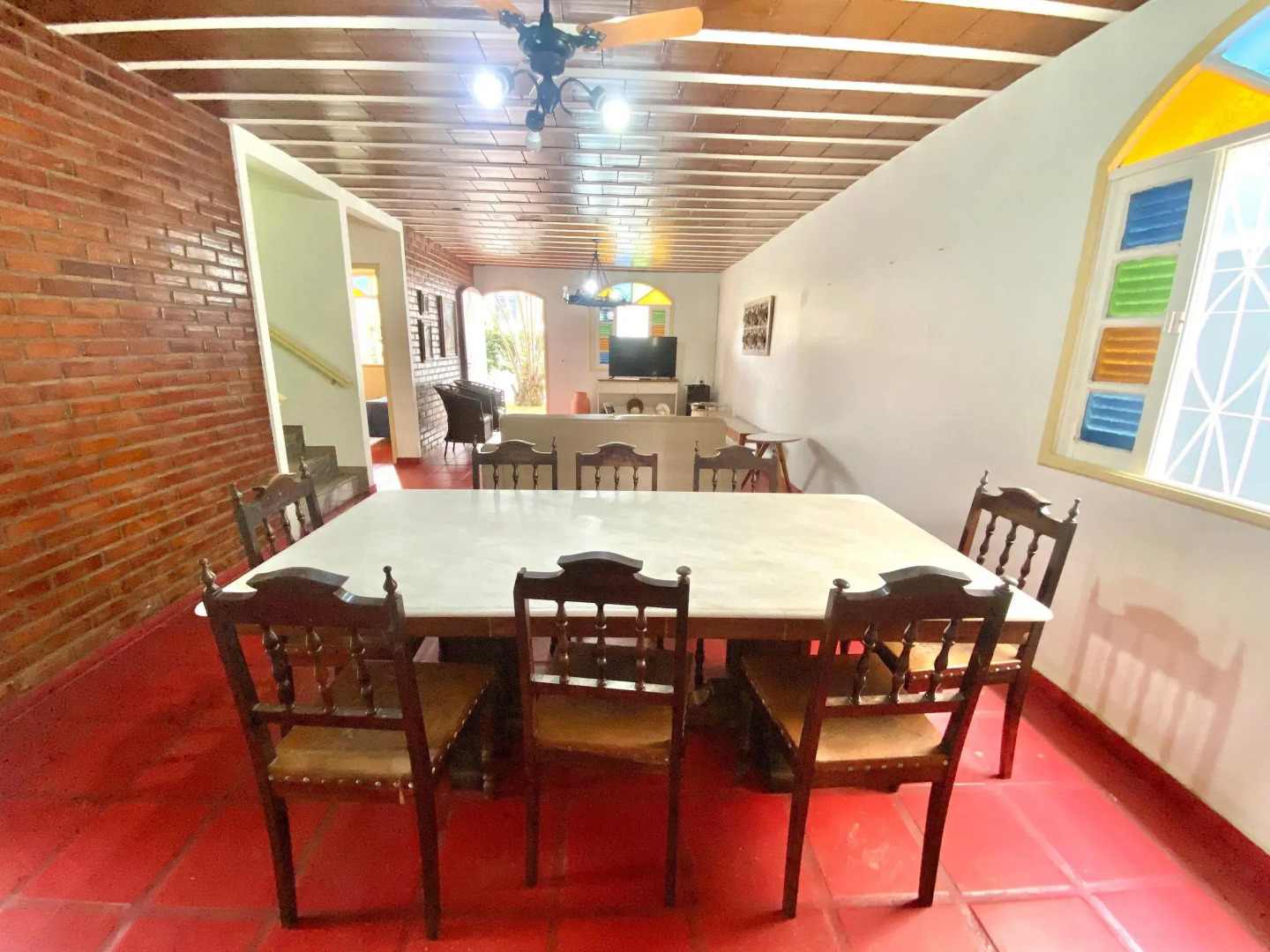 Casa 5 quartos, ampla, a 100 metros da praia. Amigos e família são bem vindos a essa casa. Venha viver momentos inesquecíveis aqui.