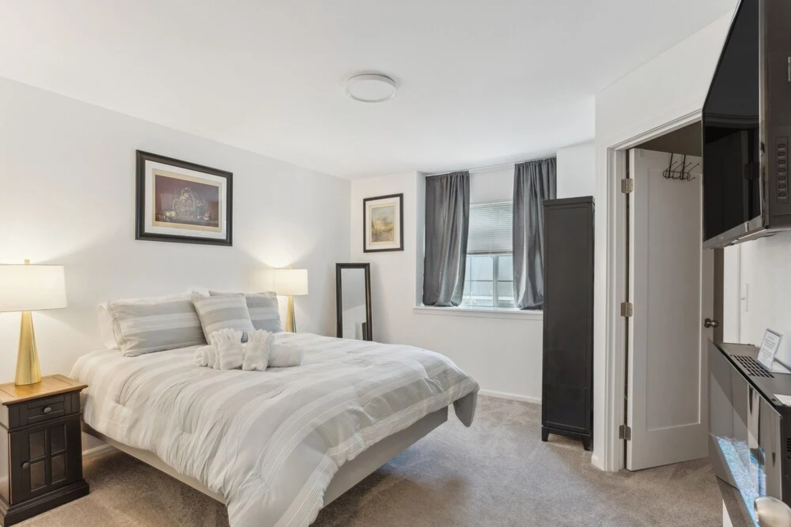 Charming Tacoma Retreat w/ Patio & 2 Fireplaces!