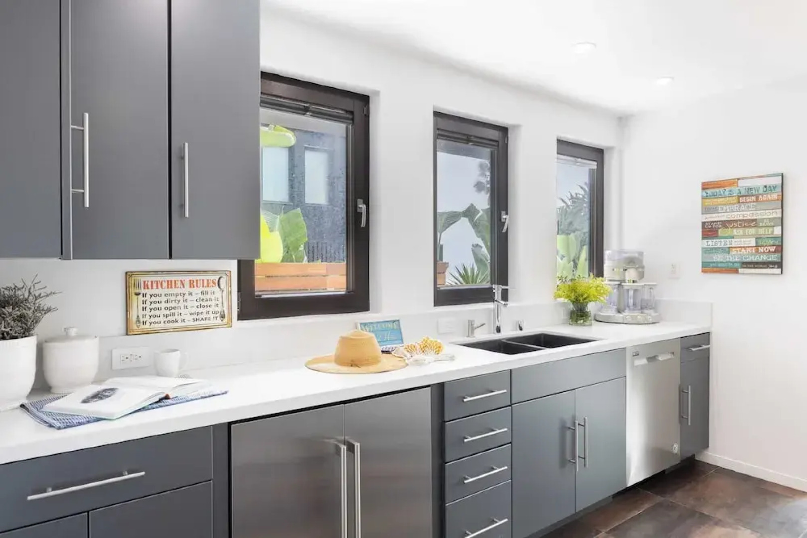 Steps to Beach+shops, Oceanview, Hot Tub+firepit Moonlight Modern by Avantstay