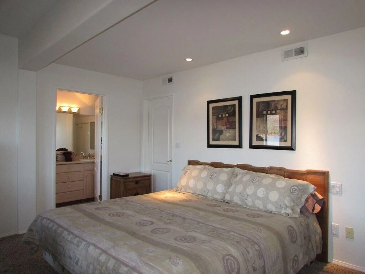 032 - Lakefront Village Escape