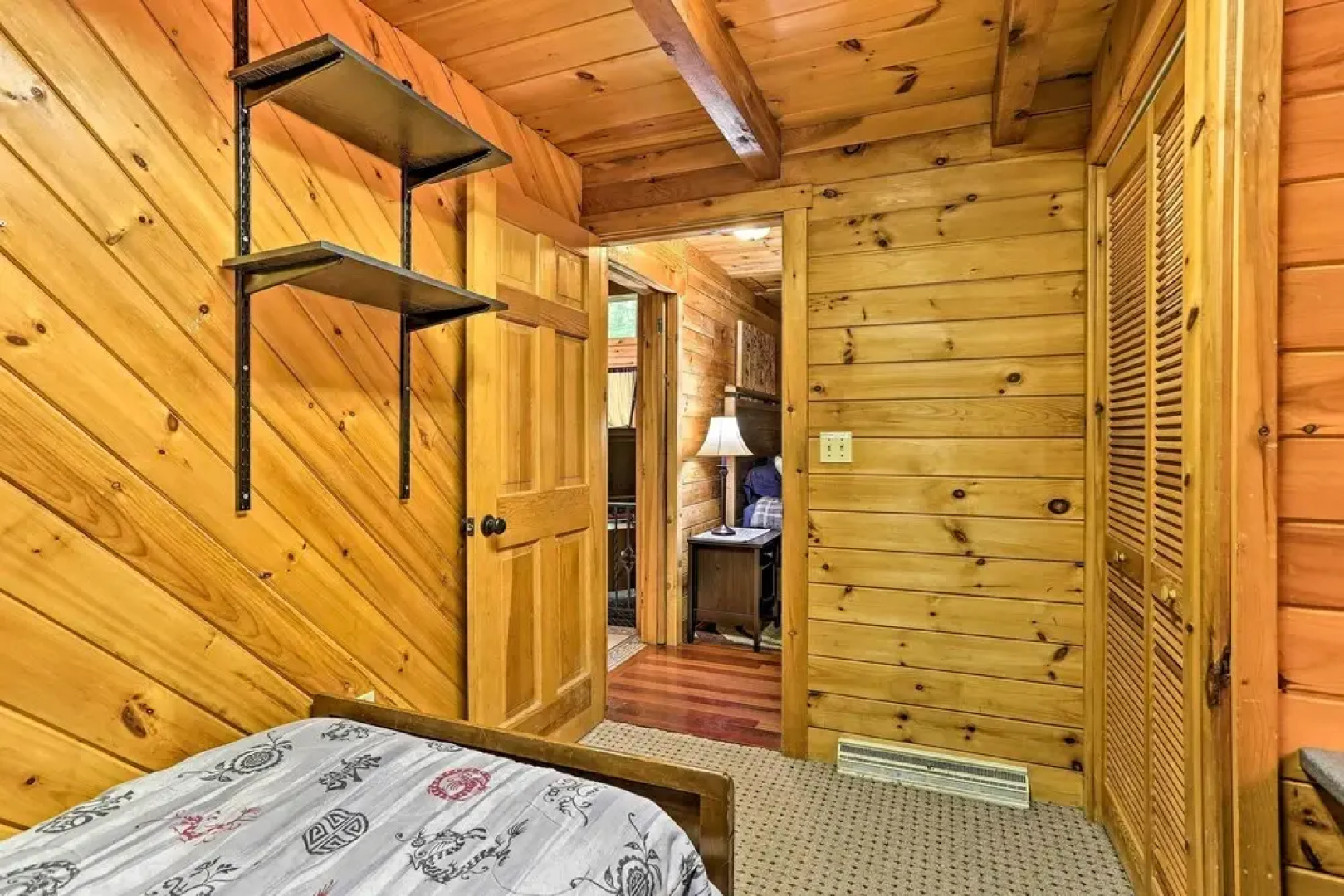 Spacious Cabin, 1 Block to Locust Lake Beach!