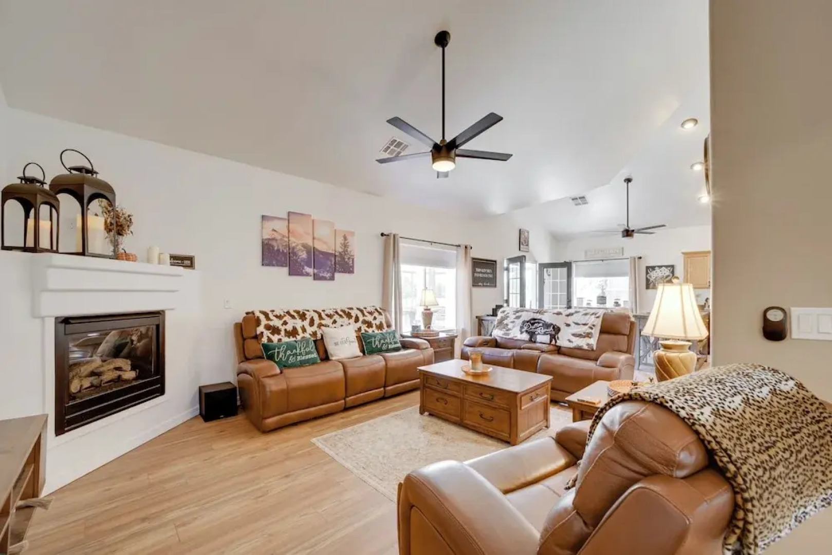 12 Mi to Flagstaff: Pet-friendly Home w/ Sunroom!