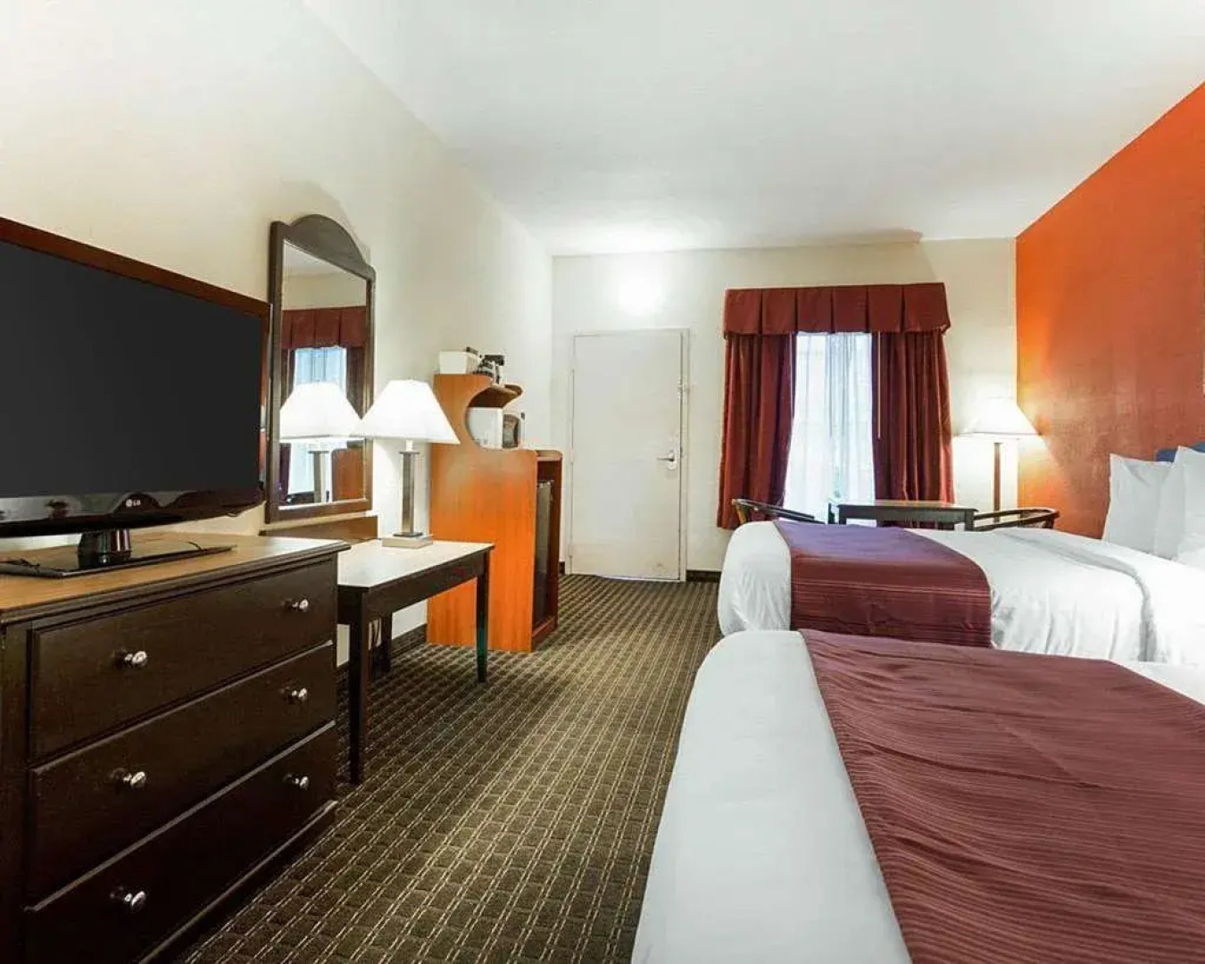 Quality Inn & Suites At Six Flags