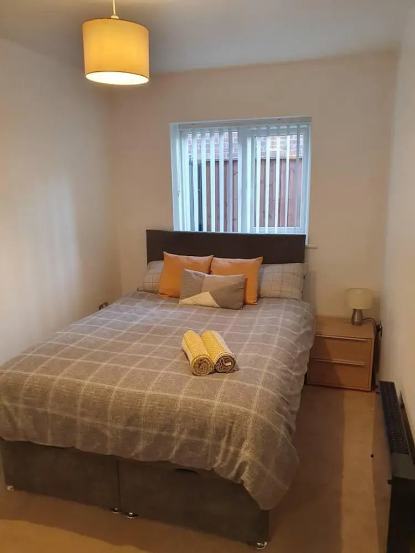 Immaculate 2-bed Apartment in Leigh